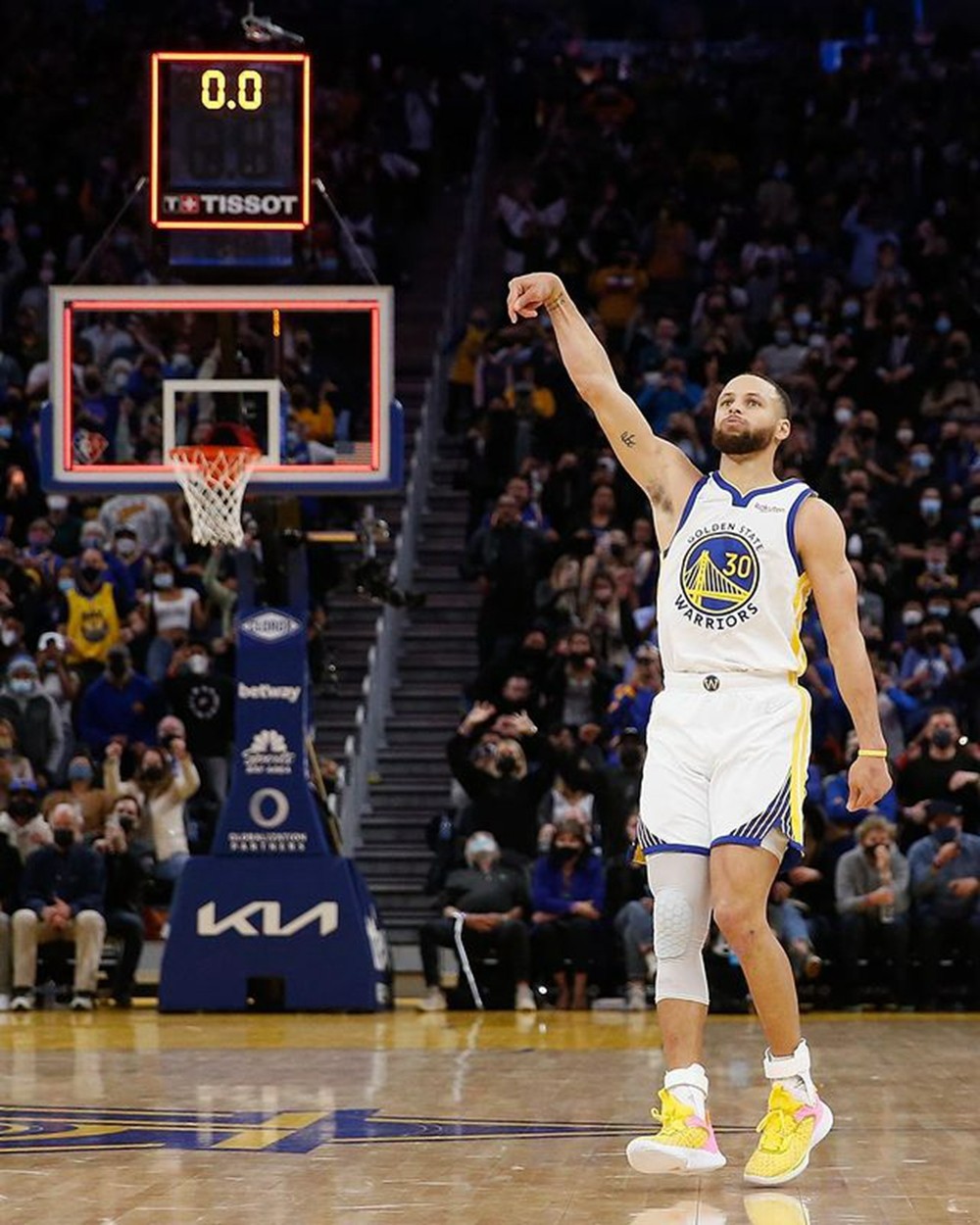 关于塞维利亚关键时刻防线松动AC米兰绝杀压哨备战英超，NBA常规赛今晨热度飙升看傻球迷的信息